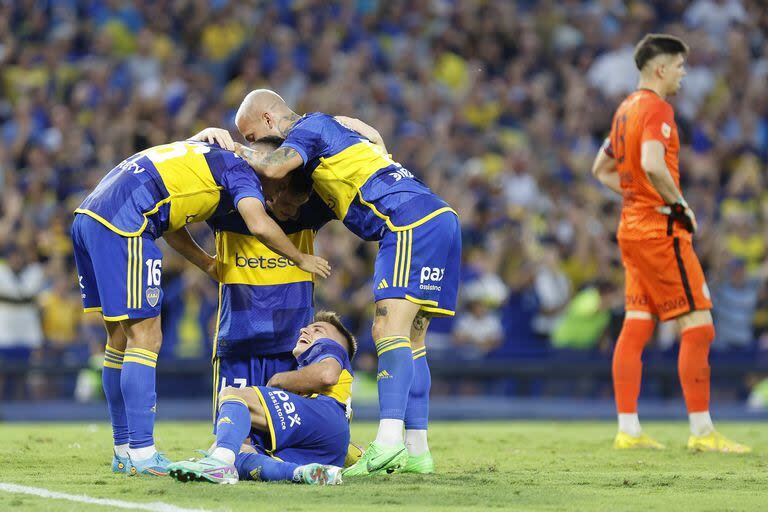 Merentiel festeja su gol con Kevin Zenón, Jabes Saralegui y Darío Benedetto