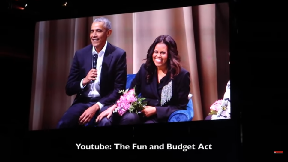 <p><strong>1.</strong> Un ancien président est venu faire une visite surprise à Michelle Obama pendant sa tournée. Et pas n’importe lequel ! Le 17 novembre 2018, Barack Obama est monté sur la scène du Capital One Arena, à Washington pour raconter quelques anecdotes sur son épouse. </p>