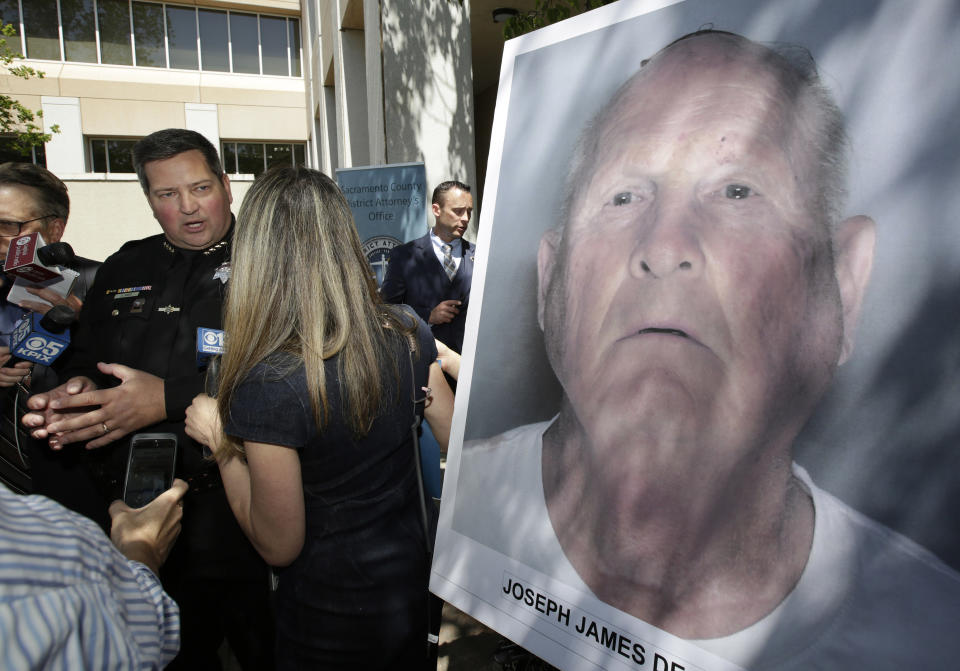 El sheriff del condado de Sacramento Scott Jones, irzq, habla con la prensa y muestra de DeAngelo, de 72 años.(AP Photo/Rich Pedroncelli)