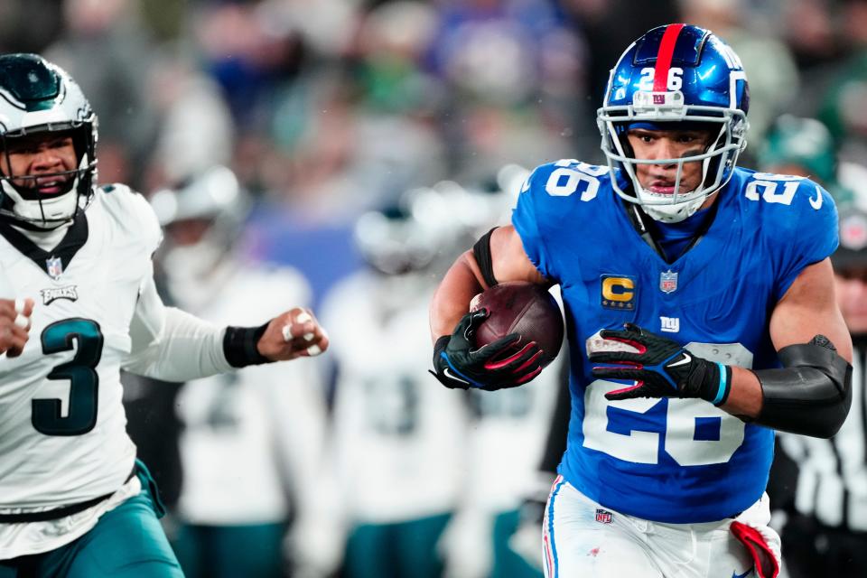 New York Giants running back Saquon Barkley (26) heads to the goal line in the second quarter past Philadelphia Eagles linebacker Nolan Smith (3), Sunday, January 7, 2024.