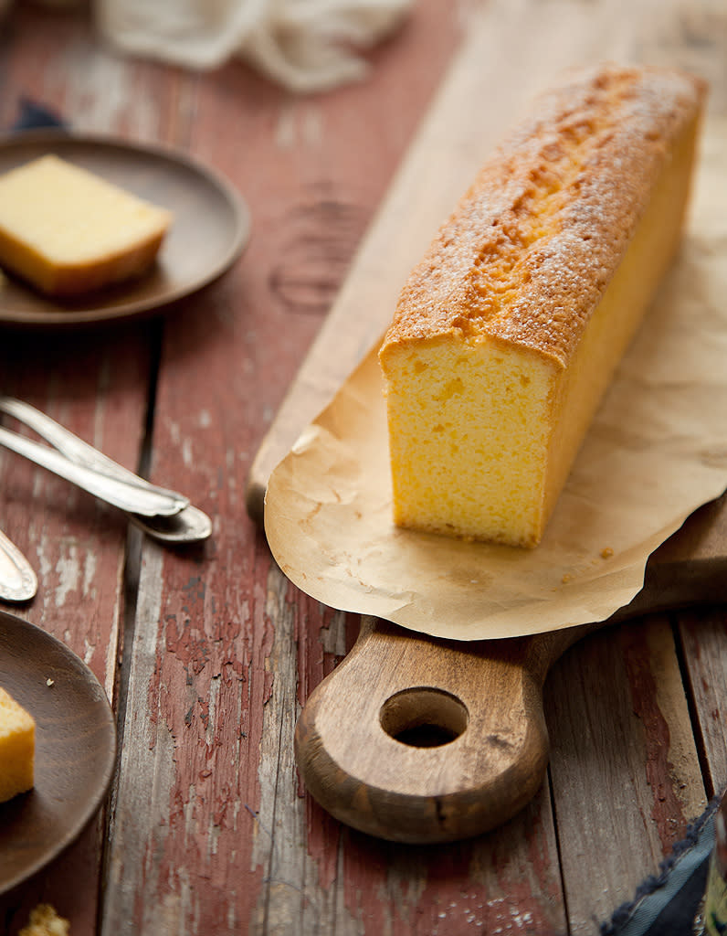 <p>Un gâteau sans œuf, c’est possible ! Dans un gâteau simple (gâteau au yaourt, quatre-quart, etc.) où l’œuf agit comme un agent levant, on le remplace tout simplement par 60g de yaourt végétal.</p><br>