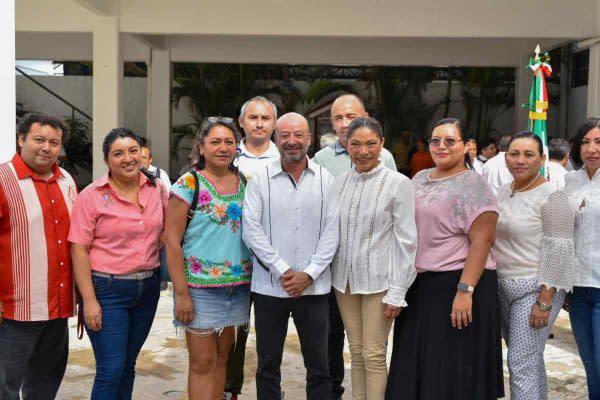 Renato Sales con personal de la Fiscalía de Campeche