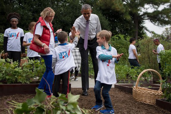 US President Barack Obama (C) receives a high-five from a child as he visits the White House Kitchen Garden during a harvesting event at the White House in Washington, DC, October 6, 2016. / AFP / JIM WATSON        (Photo credit should read JIM WATSON/AFP/Getty Images)