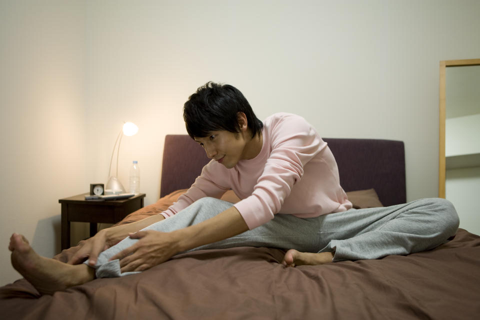 睡前如何助眠放鬆？睡前運動伸展6招 改善睡眠障礙好入睡（圖／Getty Images）