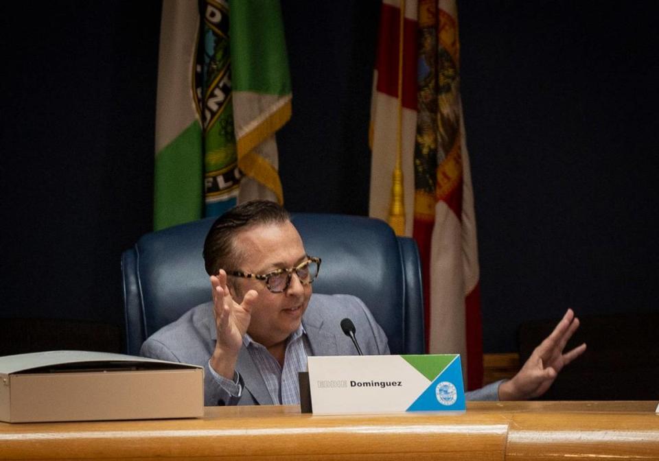 Eddie Domínguez, miembro de la junta del ICP, habla durante la reunión del Panel Civil Independiente del Condado Miami-Dade, celebrada la semana pasada en la sala de comisiones del Government Center.