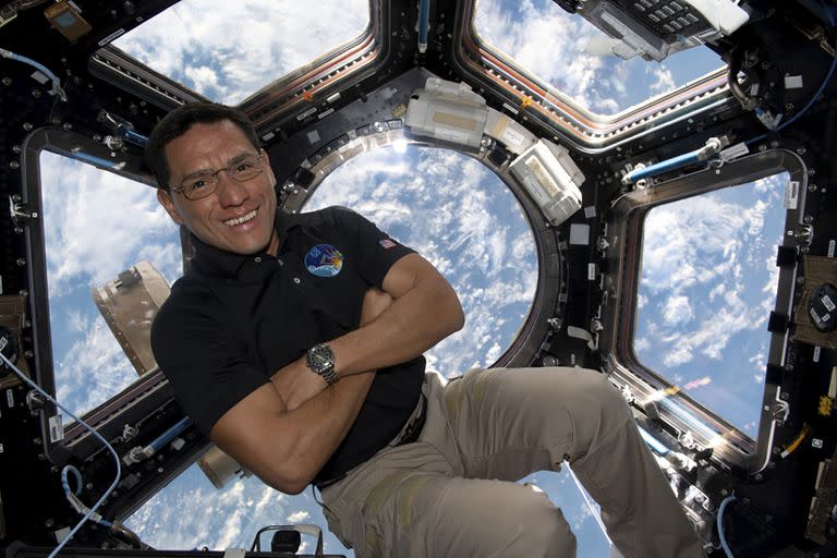 La imagen distribuida por NASA muestra al astronauta Frank Rubio flotando dentro de la cúpula, la 