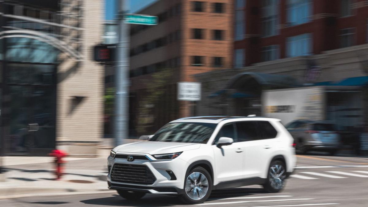 Read more about the article Toyota Highlander Hybrid (2024)