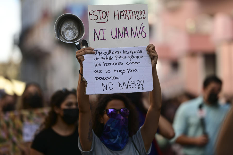 Una mujer sostiene un letrero durante una protesta contra la violencia sexual, en San Juan, Puerto Rico, el lunes 3 de mayo de 2021. (AP Foto/Carlos Giusti)