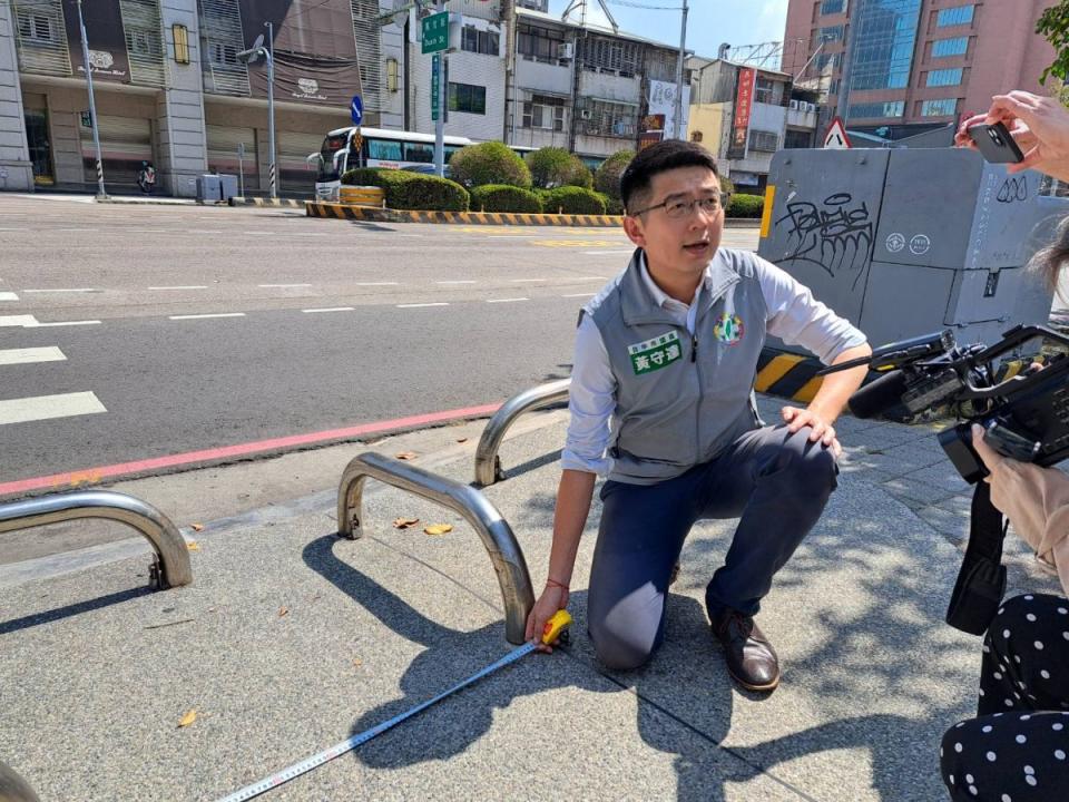 台中市議員黃守達會勘茄苳公園，發現車阻車阻保留寬度只有90公分，加上當地車流量大，進出非常危險。（圖：寇世菁攝）