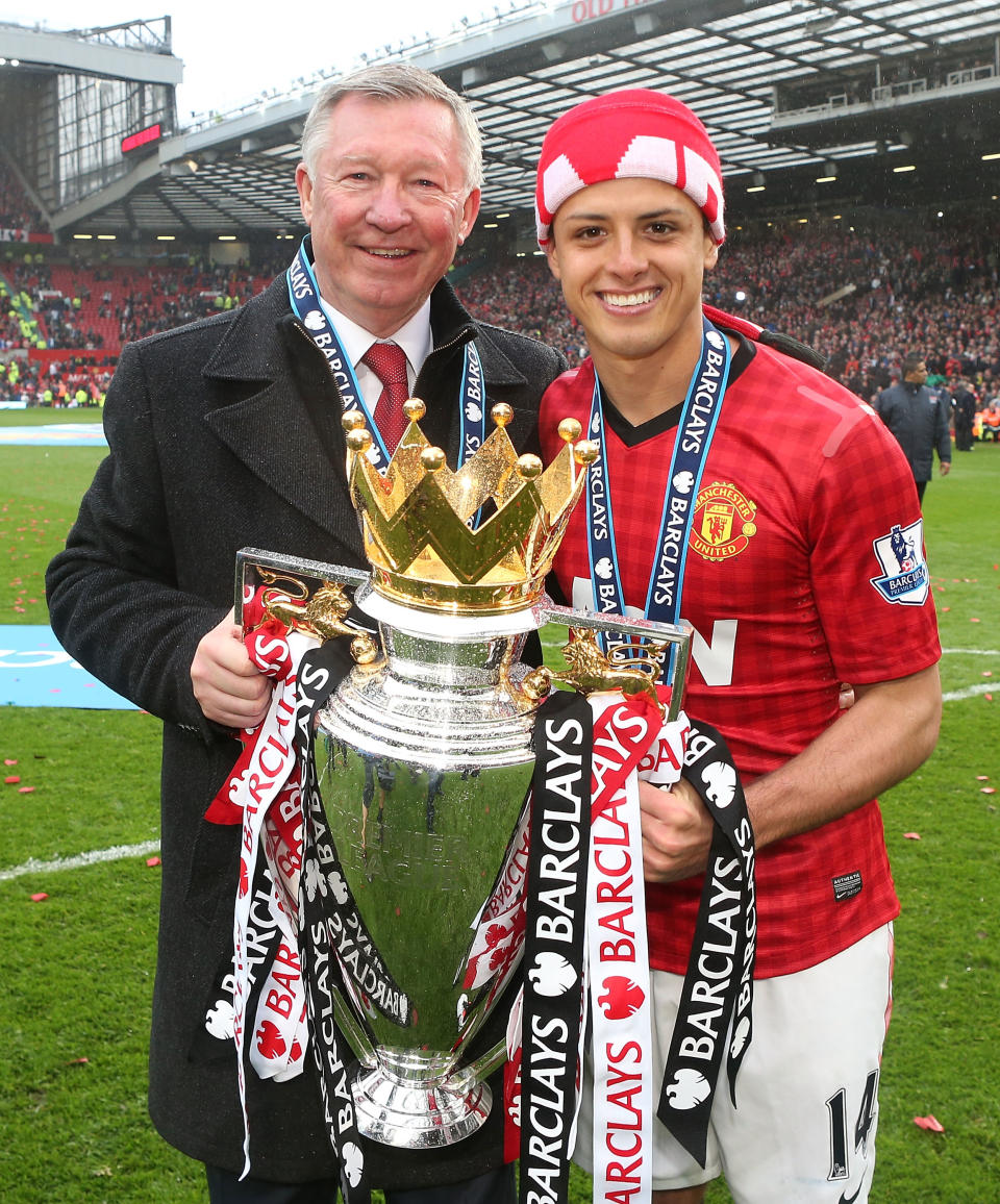 ‘Chicharito’ y Alex Ferguson celebran el título de la Premier League en 2013. (Getty Images).