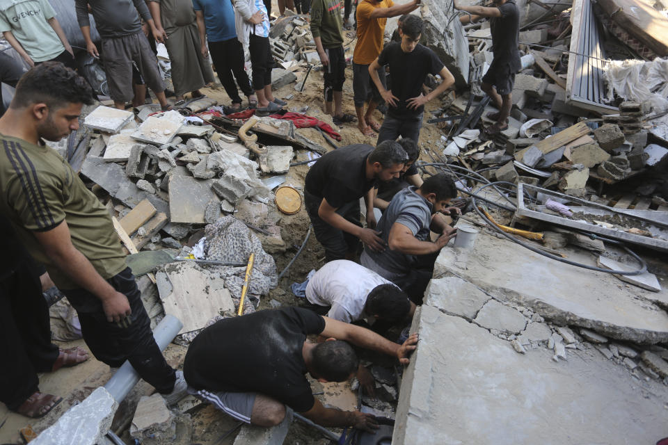 Palestinos buscan sobrevivientes entre los escombros tras un ataque israelí en Rafah, en la Franja de Gaza, el 31 de octubre de 2023. (AP Foto/Hatem Ali)