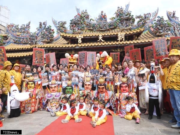 辣穿旗袍合體北港媽祖，二零二一空姐愛心年曆開賣了。(記者劉春生攝)