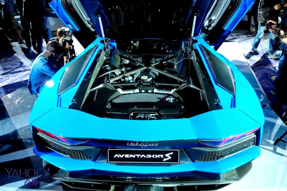 四輪轉向過彎上膛！Lamborghini Aventador S在台登場！