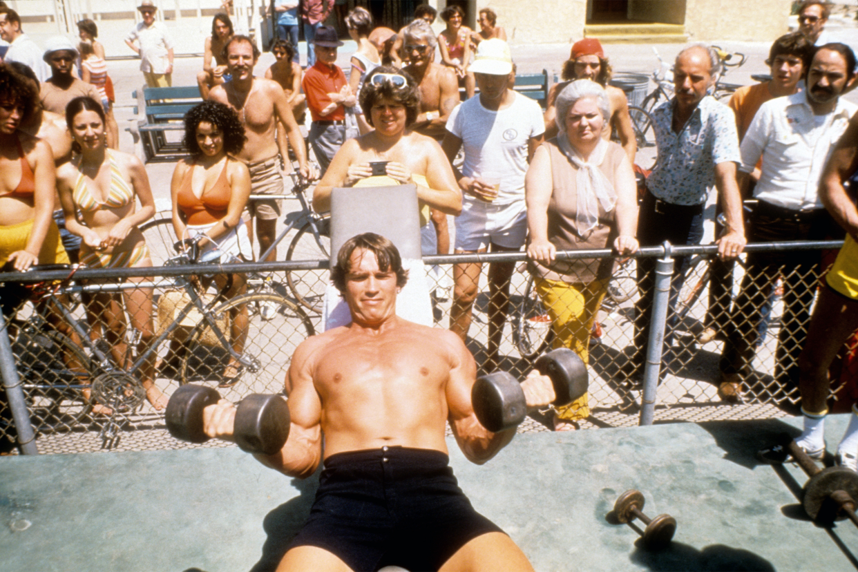 Austrian Bodybuilder Arnold Schwarzenegger lifts weights at Muscle Beach in Venice in August 1977 in Los Angeles, California