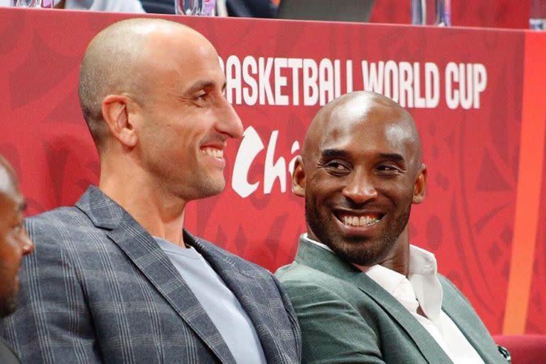 Manu Ginobili y Kobe Bryant, en el palco del estadio en Dongguan