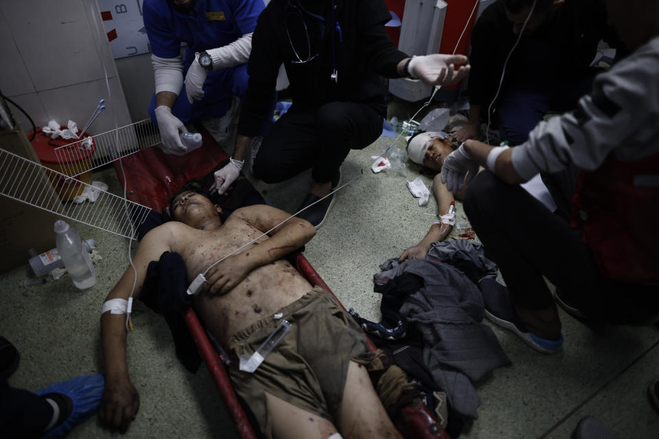 Palestinos heridos en bombardeos israelíes en Gaza, tratados en un hospital en Jan Yunis, el 15 de enero de 2024. (AP Foto/Mohammed Dahman)