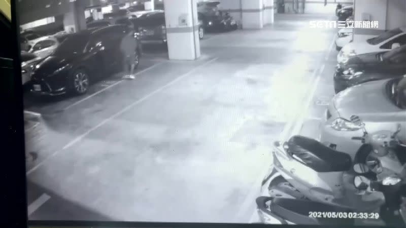 2名男子打開沒上鎖的車輛行竊。