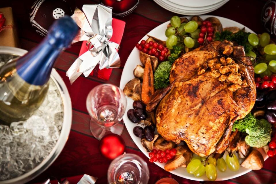 Acompañar las carnes navideñas con verduras y fruta ayuda a hacer la comida más saludable y digestiva. (Foto: Getty)