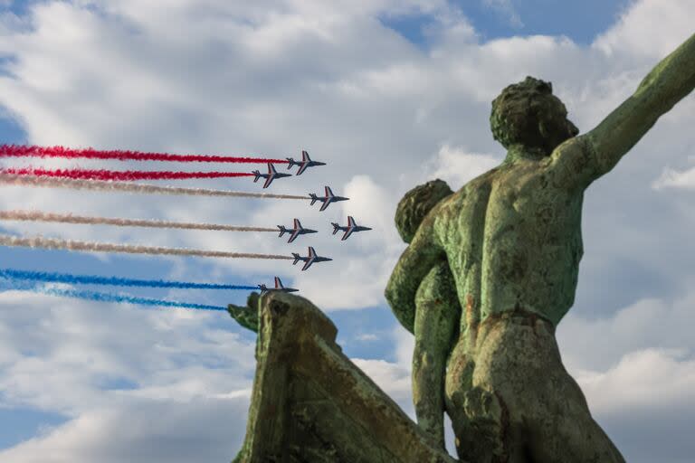 La Patrouille de France sobrevuela el Puerto Viejo durante la ceremonia de bienvenida a la llama de los Juegos Olímpicos en Marsella