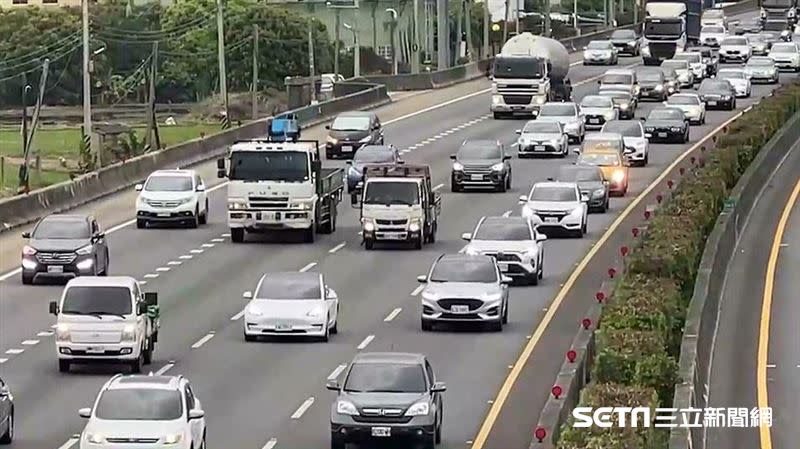 清明連假第一天國道湧入大量車潮。