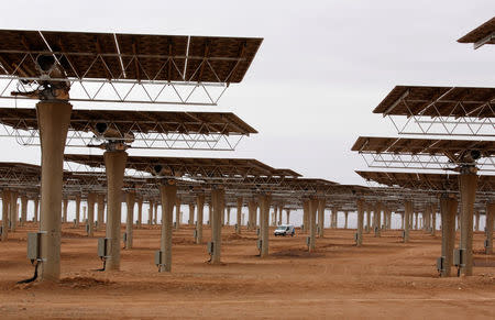 Workers build a thermosolar power plant at Noor III near the city of Ouarzazate, Morocco, November 4, 2016. REUTERS/Youssef Boudlal