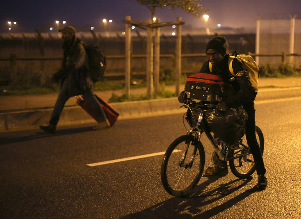 A migrant with his belongings leaving the camp. 