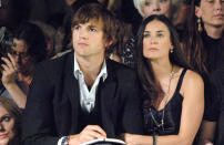 <p>Lorsqu’ils se rencontrent pour la première fois en 2003, Demi Moore a 41 ans, tandis qu’Ashton Kutcher en a 25 ans. Une différence d’âge qui va faire les unes de la presse pendant de nombreuses années, mais à laquelle les deux acteurs ne vont pas prêter attention. Mieux, ils vont prouver leur amour en unissant officiellement leur destin en décembre 2005, à Beverly Hills, devenant l’un des couples les plus emblématiques à Hollywood. Mais leur bonheur ne sera pas sans nuage. Les épreuves de la vie – Demi Moore sera victime d’une fausse couche en 2003, alors qu’elle est enceinte de 6 mois –, additionnées aux tromperies d’Ashton Kutcher, les pousseront à mettre un terme à leur histoire d’amour en 2011, après six années de mariage.</p><br>