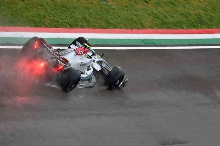 El Mercedes del brit&#xe1;nico Lewis Hamilton intenta avanzar en Imola, con magros resultados
