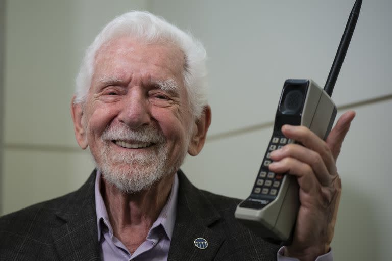 Martin Cooper, el inventor del primer teléfono celular comercial, posa para la prensa a los 93 años con un Motorola DynaTAC 8000x, durante una entrevista en la feria Mobile World Congress 2023 en Barcelona. Cooper hizo la primera llamada telefónica desde un celular el 3 de abril de 1973