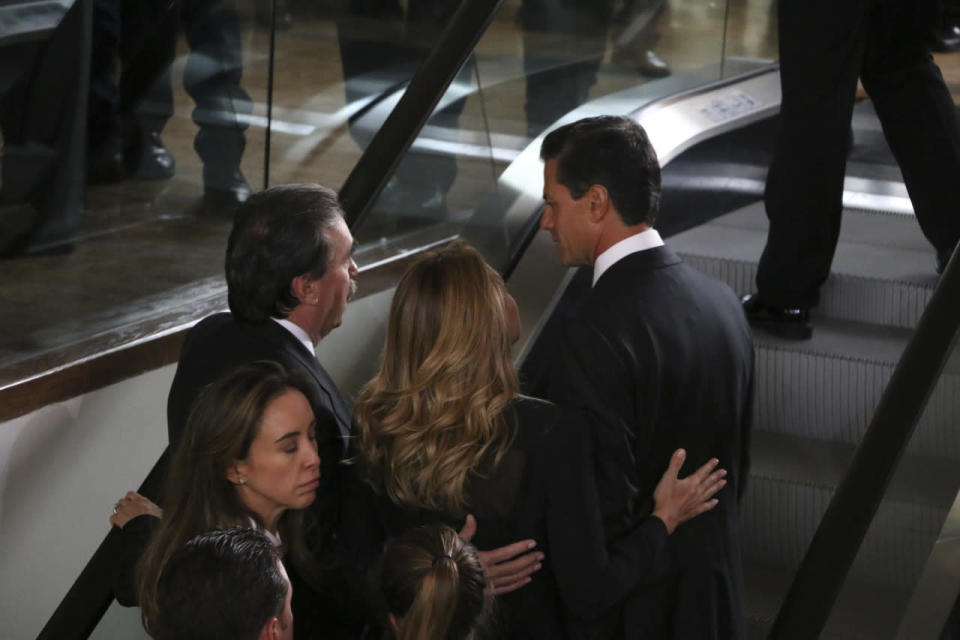 El presidente de México, Enrique Peña Nieto y su esposa, Angélica Rivera, al llegar al funeral de la señora Angélica Miner de la Concha / Foto: Cuartoscuro