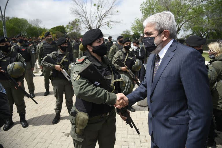 Aníbal Fernández presenta a los más de 500 efectivos de gendarmería que se suman a los patrullajes y controles en Rosario