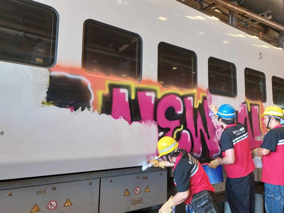 停放在樹林調車場的EMU3000列車12日晚間遭不明人士闖入噴漆塗鴉，台鐵局發現後已報警處理，這也是國內首起EMU3000遭塗鴉事件，工作人員13日動員清理。（圖／台鐵局提供）
