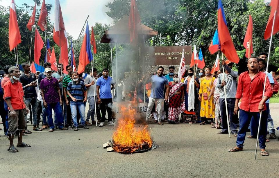 <div class="paragraphs"><p>West Midnapur: Left Front supporters protest outside IIT Kharagpur to support farmers Bharat Bandh strike against central governments three farm reform laws.</p></div>