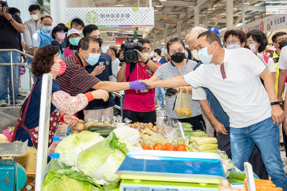 市場處於111年10月4日舉辦樹林保安市場開幕典禮，侯友宜與攤商熱情互動。   圖：新北市市場處提供