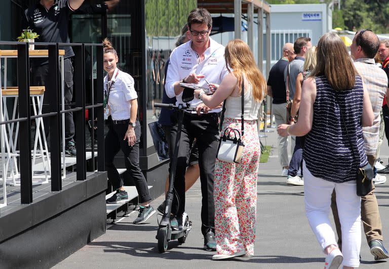 Distendido, Toto Wolff deja su autógrafo a una fan en el circuito de Montmeló; el jefe de Mercedes sostuvo que en el Gran Premio de España las Flechas de Plata empezarían a recobrar su brillo y no falló en el pronóstico