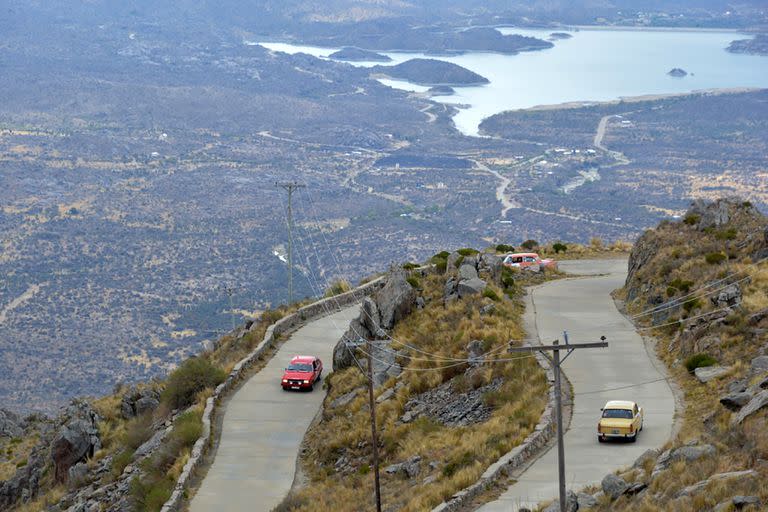 El sitio más impactante del XIX GPAH: el serpenteo en el cerro El Amago, con bajada hacia el lago de San Francisco del Monte de Oro; belleza para la vista y desafío para el control de los coches añosos, después del gran esfuerzo que la trepada implicó para los menos potentes.