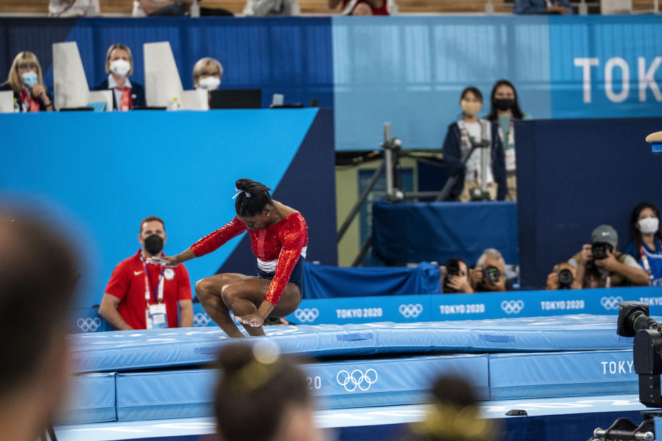 Simone Biles de Estados Unidos ejecuta mal el aterrizaje de su salto en la final femenil de gimnasia artística en los Juegos Olímpicos de Tokio, que fueron postergados, el 27 de julio de 2021. (Doug Mills/The New York Times).