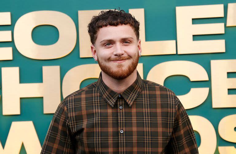 El cantante Bazzi en la alfombra roja