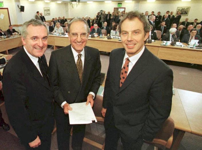 تونی بلر، نخست وزیر بریتانیا، سناتور آمریکایی، جورج میچل و نخست وزیر ایرلند برتی آهرن پس از امضای توافقنامه جمعه خوب در 10 آوریل 1998، عکس می گیرند.
