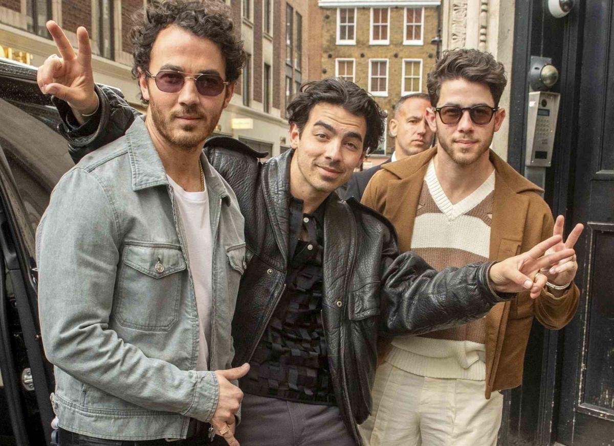 The Jonas Brothers Hang Out in London, Plus Blake Lively & Ryan