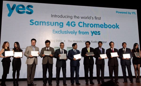 (Fourth from left) Kwon Jae Hung, MD of Samsung Electronics Malaysia; Wing K. Lee, CEO YTL Communications Sdn Bhd; David Sung Won Song, Senior VP Product Marketing Group of Samsung Electronics HQ; Tan Sri Dato’ Francis Yeoh, YTL Group Managing Director; Caesar Sengupta, Product Management Director Chrome OS; Dato’ Yeoh Seok Hong, Executive Director of YTL Communications Sdn Bhd; Felix Lin, Product Management Director of Google Inc at the event.