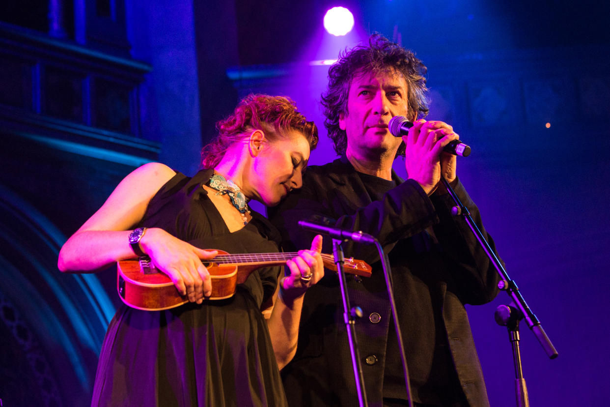 Amanda Palmer and Neil Gaiman perform at the Union Chapel on November 16, 2017 in London, England.  (Photo by Lorne Thomson/Redferns)