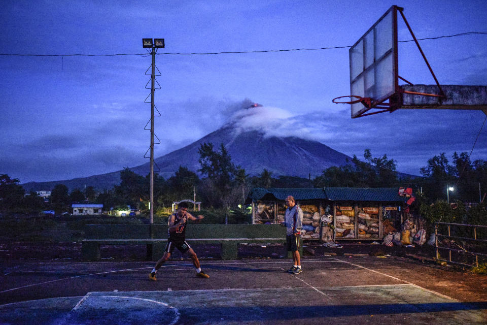 <p>A resident practices boxing at a basketball court in Daraga, Albay province, Philippines, January 25, 2018. Jan. 25, 2018. (Photo: Ezra Acayan/NurPhoto via Getty Images) </p>