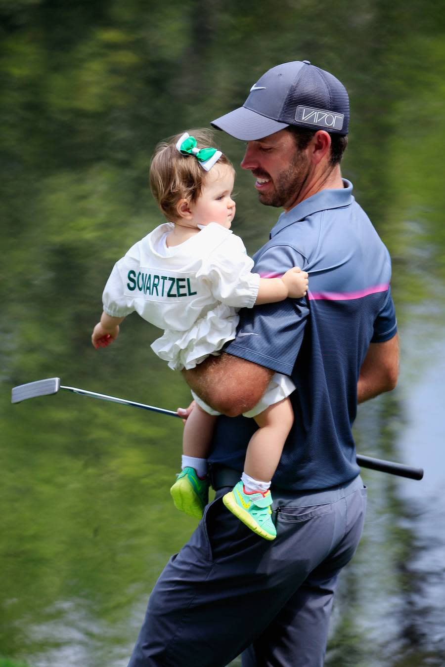 Auch Charl Schwartzel zeigt seiner Tochter den Platz