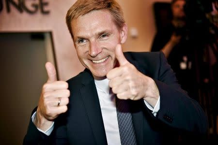 Danish People's Party (DF) leader Kristian Thulesen Dahl is pictured giving thumbs-up in Copenhagen, Denmark, June 18, 2015. REUTERS/Linda Kastrup/Scanpix Denmark