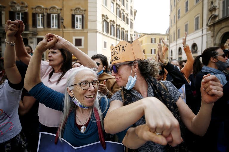 Una protesta en Roma contra la obligación de la vacunación. Photo: Cecilia Fabiano/LaPresse via ZUMA Press/dpa