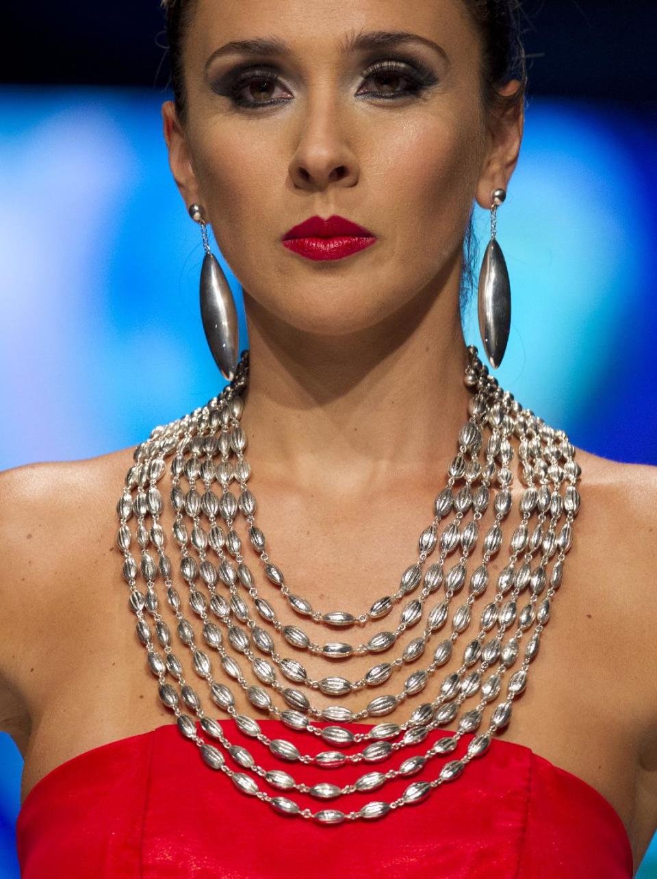 Una modelo muestra joyas de la firma peruana ILARIA durante el Lima Fashion Week en Lima, Perú, el Martes 9 de Abril de 2013. (AP Foto/Martin Mejia)