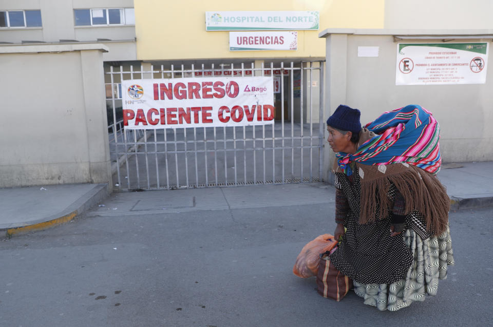 Una mujer pasa junto al Hospital Del Norte, que está tratando exclusivamente a pacientes con COVID-19, en El Alto, Bolivia, el viernes 3 de julio de 2020. Según los médicos del centro, el nosocomio está a plena capacidad, incluida su unidad de cuidados intensivos, y no puede admitir a nuevos enfermos. (Foto AP/Juan Karita)