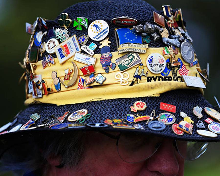 Auch die Zuschauer sind auf den Ryder Cup vorbereitet. Dieser Fan trägt seine Leidenschaft für den Golfsport auf dem Hut