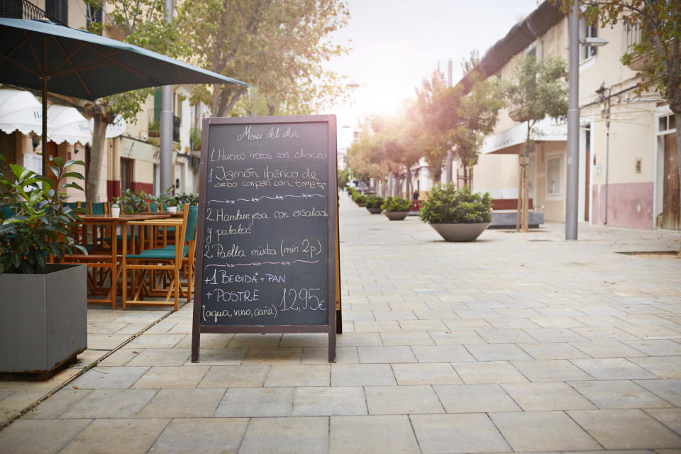 A menu del dia sign in the front of a restaurant